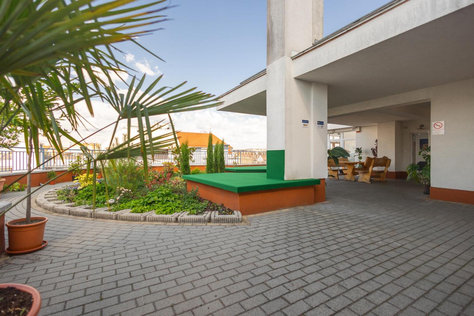 Rooftop City Residence With Deep Garage Budapeste Exterior foto