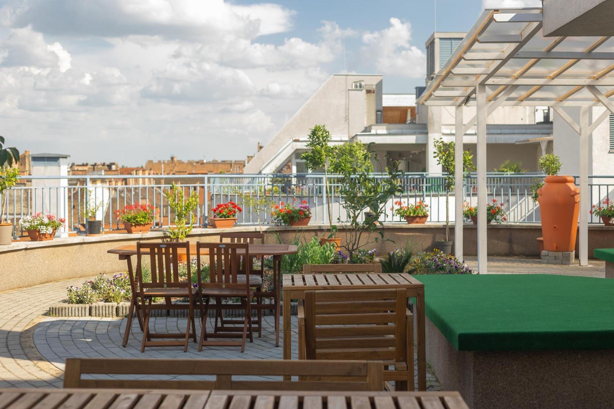 Rooftop City Residence With Deep Garage Budapeste Exterior foto